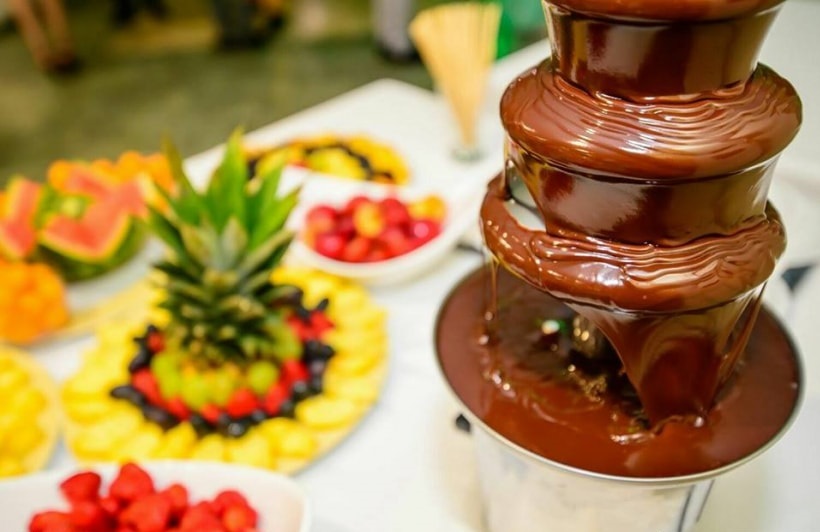 Cascades of sweetness: the chocolate fountains for your wedding