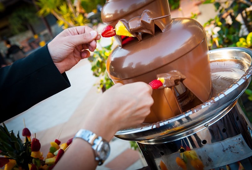 Cascades of sweetness: the chocolate fountains for your wedding